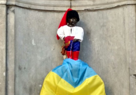 «Писающего мальчика» в Брюсселе одели в костюм украинского казака
