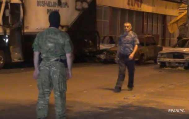 Обнародовано видео сдачи властям вооруженной группы в Ереване