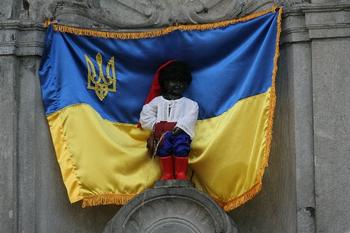Брюссельского «Писающего мальчика» оденут в костюм киевского князя
