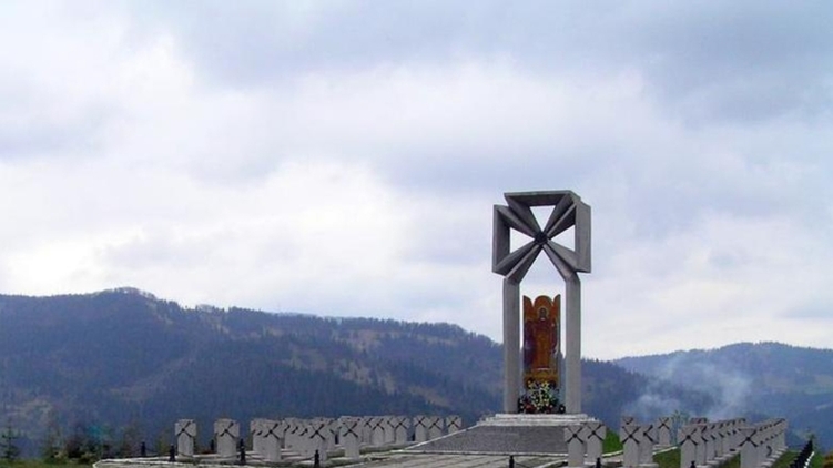 Во Львовской области с памятника Сечевым стрельцам срезали герб и буквы