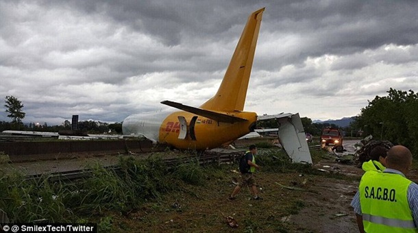 В Италии самолет упал на трассу