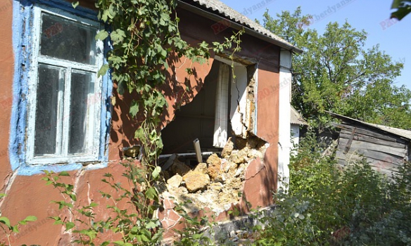 В Запорожской области БРДМ Нацгвардии врезалась в дом