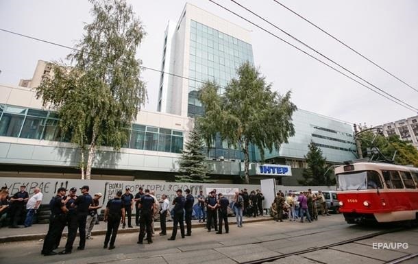 Протестующие не пускают сотрудников «Интера» в офис