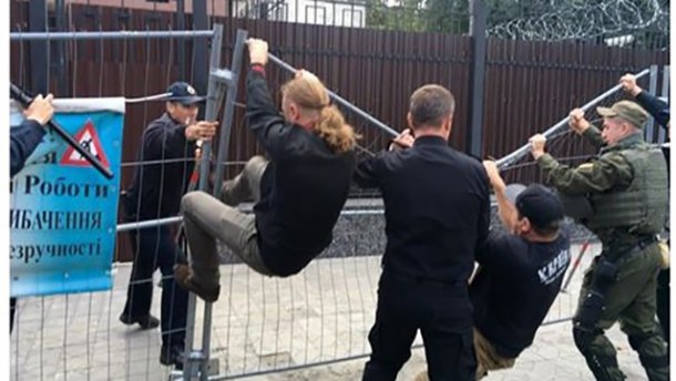 Полиция открыла два уголовных дела в связи со столкновениями возле диппредставительств РФ