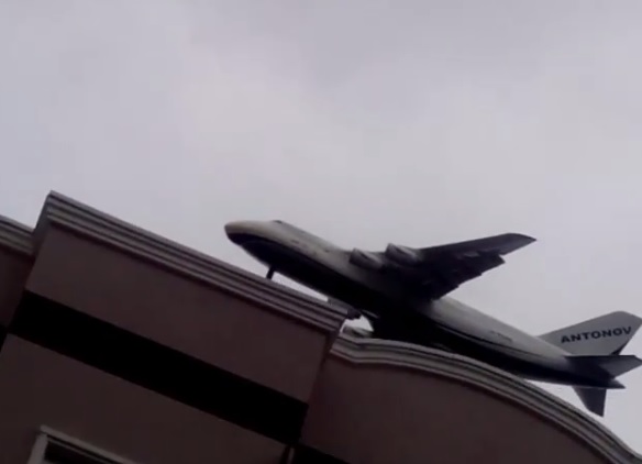 Под Киевом самолет едва не задел высотное здание (видео)