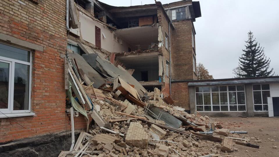 В школе на территории Василькова обвалилась стена