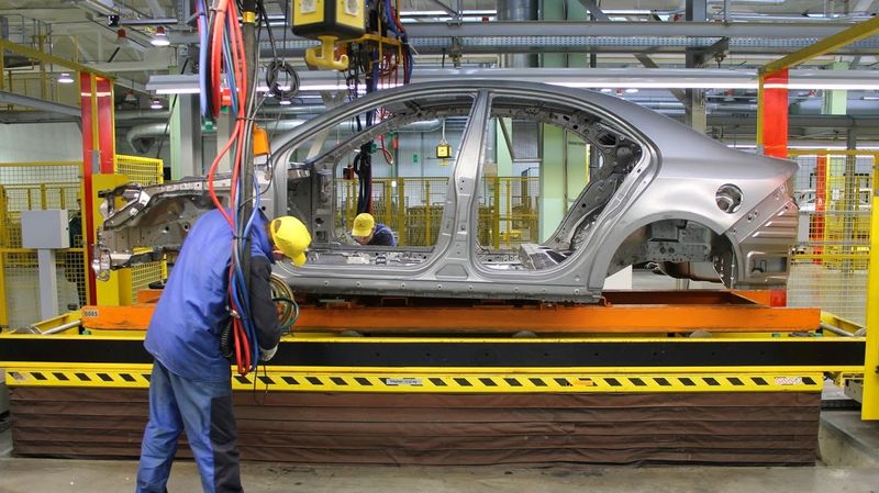 Производство автомобилей в Украине снизилось на треть