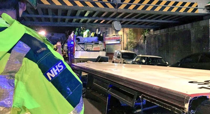В Лондоне двухэтажный автобус столкнулся с мостом, 26 пострадавших