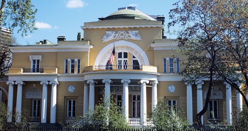 В Москве забросали файерами резиденцию посла США