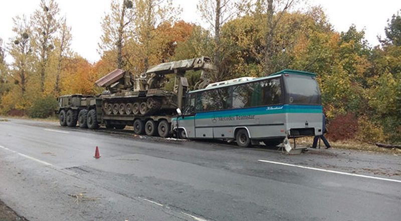 В Винницкой области автобус с пассажирами врезался в военный тягач