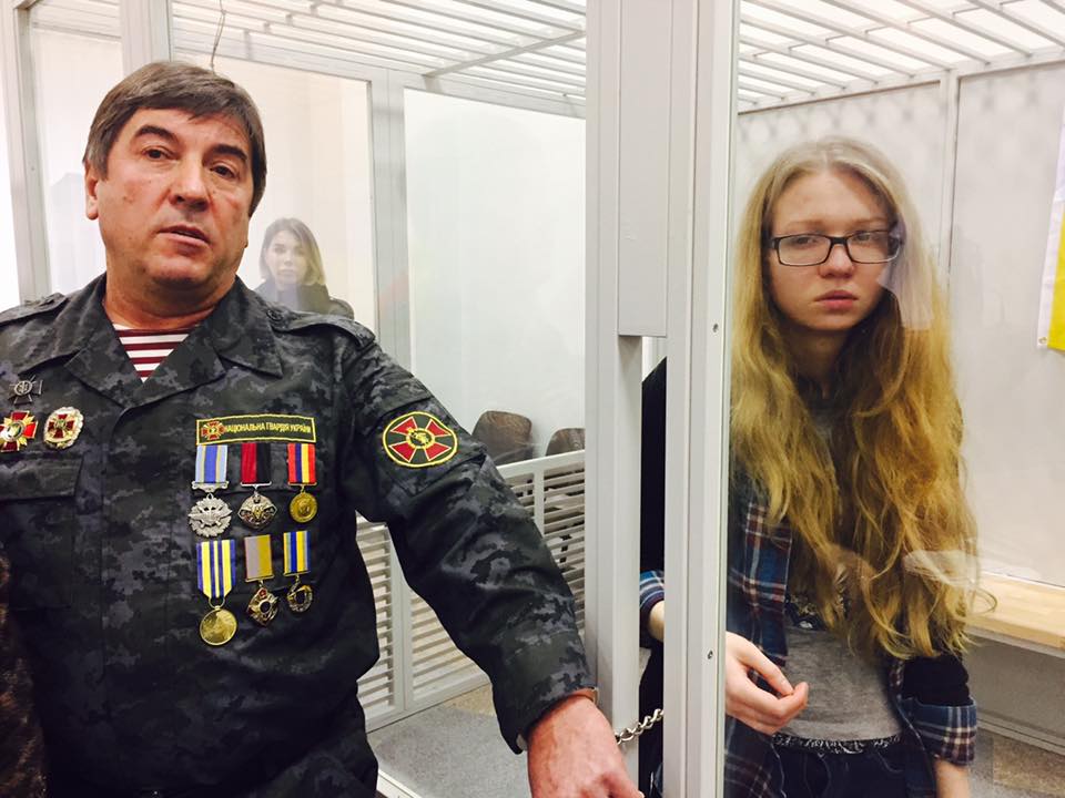 Нардеп Тимошенко приковал себя наручниками к Вите Заверухе (видео)