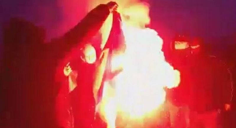 В Польше националисты сожгли флаг Украины (видео)