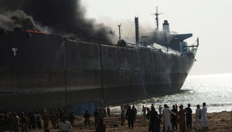 Взрыв танкера в Пакистане: 12 погибших