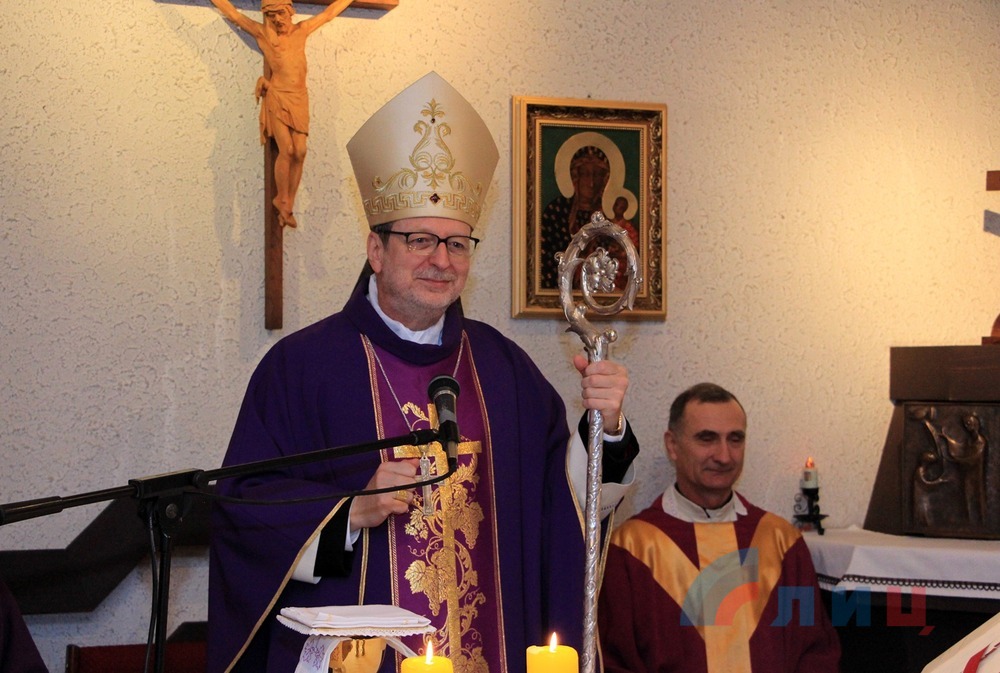 Посол Ватикана провел воскресную службу в Луганске