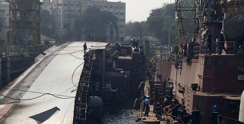 В Индии перевернулся военный фрегат, есть погибшие