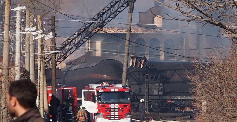 В Болгарии полностью эвакуируют село, где взорвался поезд (видео)