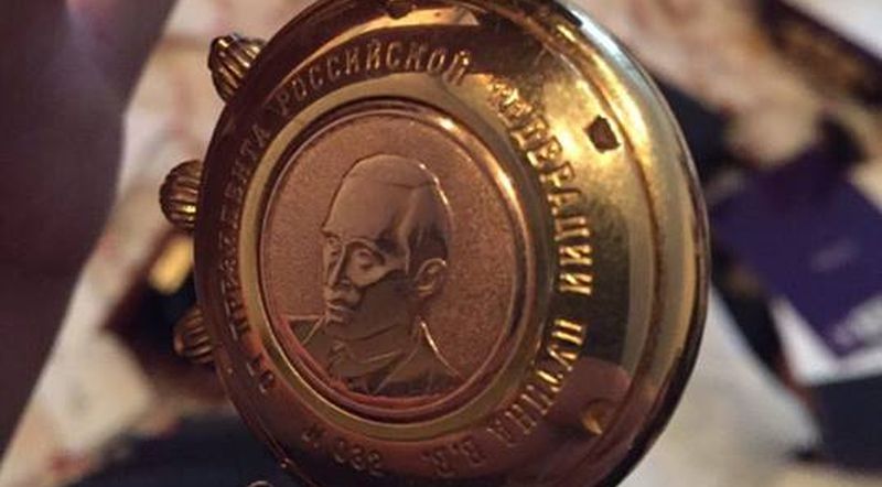 Луценко сообщил о задержании чиновника с именными часами от Путина