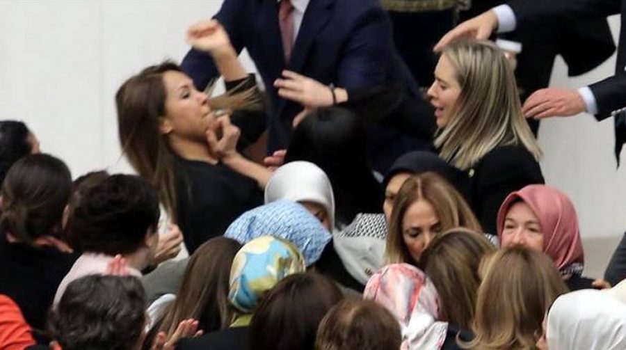 После потасовки в турецком парламенте госпитализированы трое депутатов