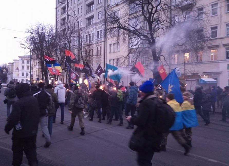 В Киеве началось факельное шествие