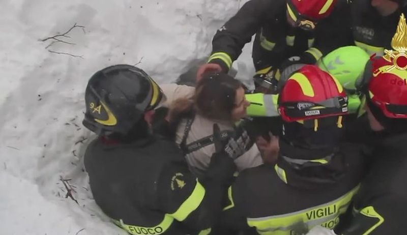 Сход лавины в Италии: восемь человек найдены живыми
