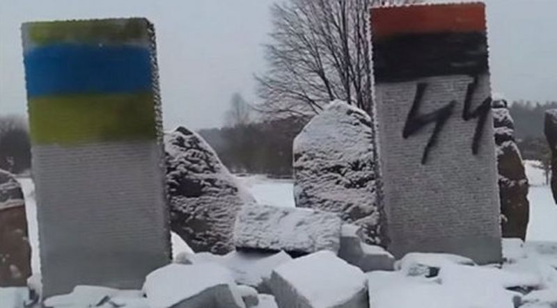 МИД Польши требует расследовать разрушение памятника в Гуте Пеняцкой