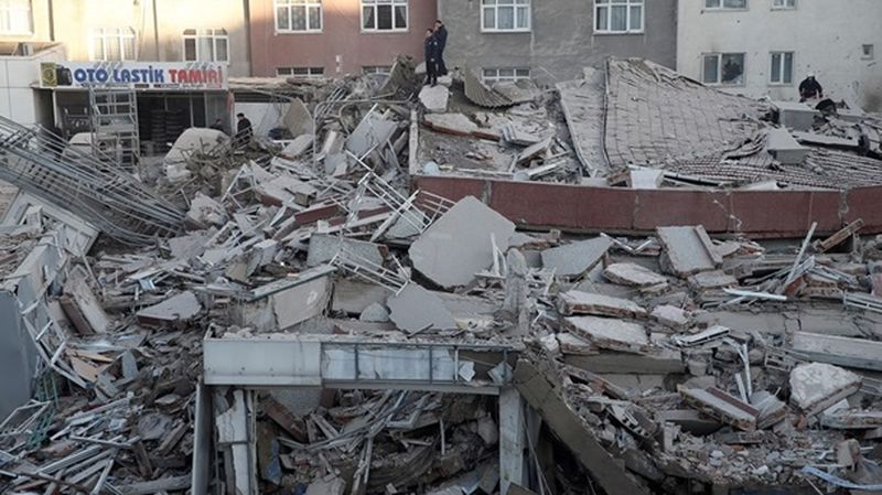 В Стамбуле рухнуло здание, есть погибшие