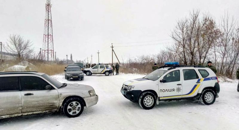 В Донецкой области вооруженные люди перекрыли ж/д переезд
