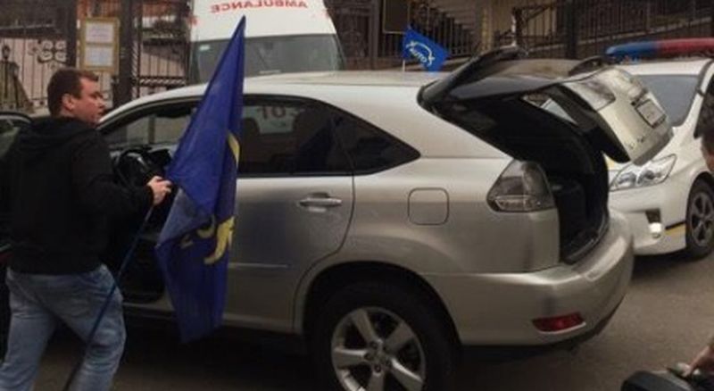 Автомайдан заблокировал выезд из Соломенского суда