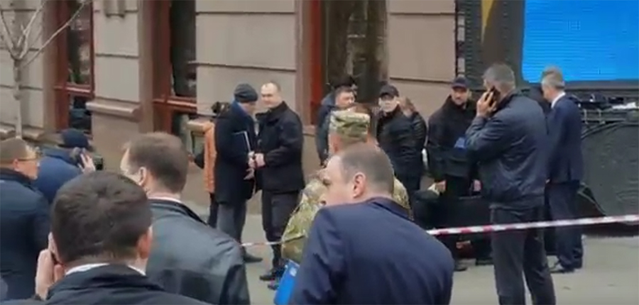 Видео: Жена Вороненкова пришла на место убийства