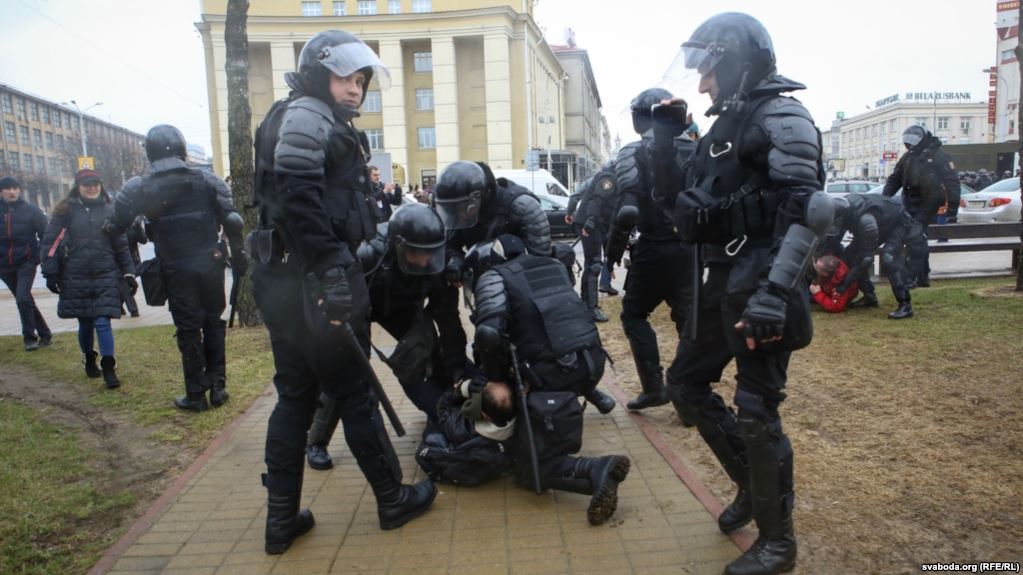 Задержанных в Минске украинцев депортируют из Беларуси