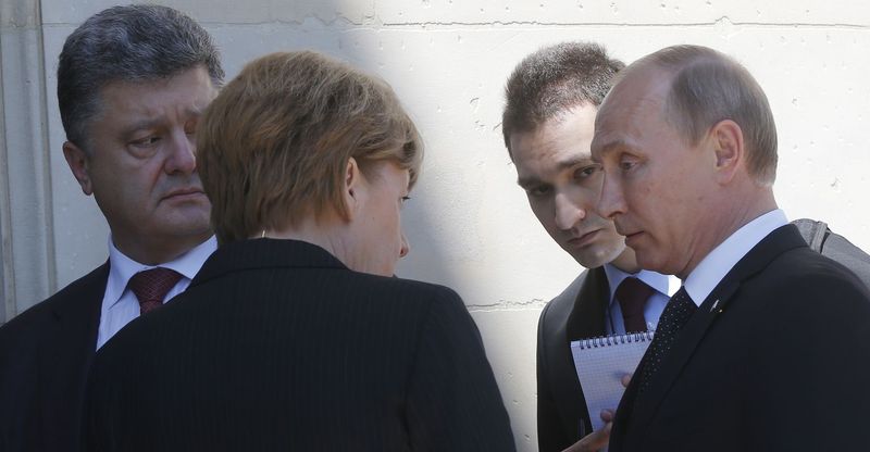Лавров: Порошенко постоянно контактирует с Путиным
