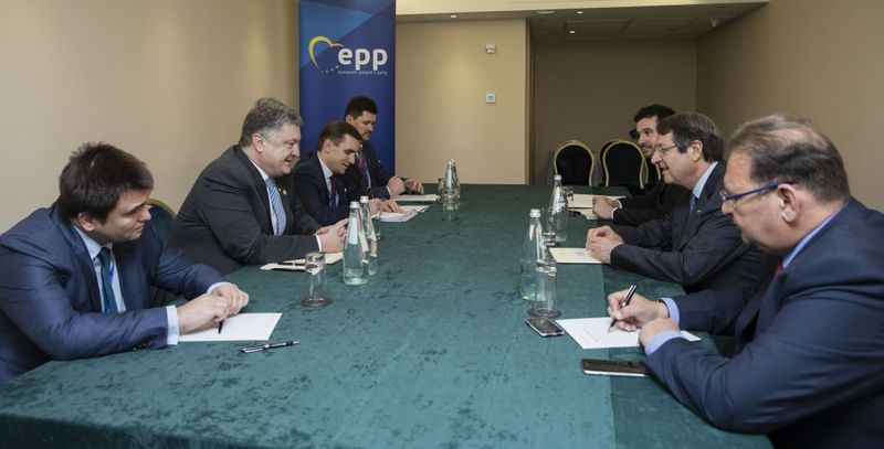 Порошенко обсудил с президентом Кипра санкции против РФ