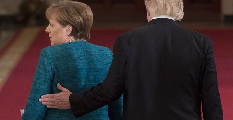 Трамп опубликовал фото рукопожатия с Меркель