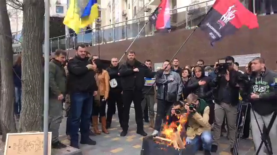Перед консульством РФ в Одессе зажарили петуха