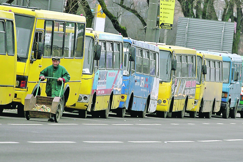 На акции протеста киевских маршрутчиков произошла потасовка с полицией