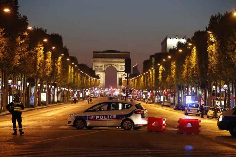 В центре Парижа застрелили полицейского