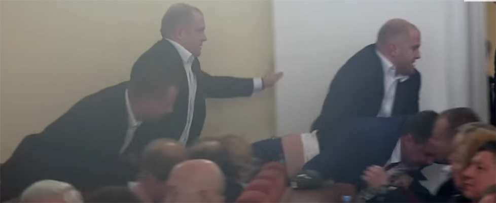 Охрана вынесла экс-депутата из зала Харьковского горсовета