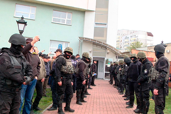 Вооруженные люди заняли помещение «Черкассыоблэнерго» - 1 - изображение