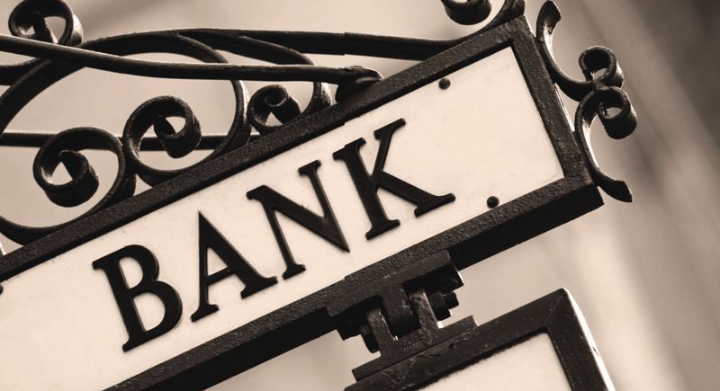 Нацбанк предложил небольшим банкам сдать лицензии