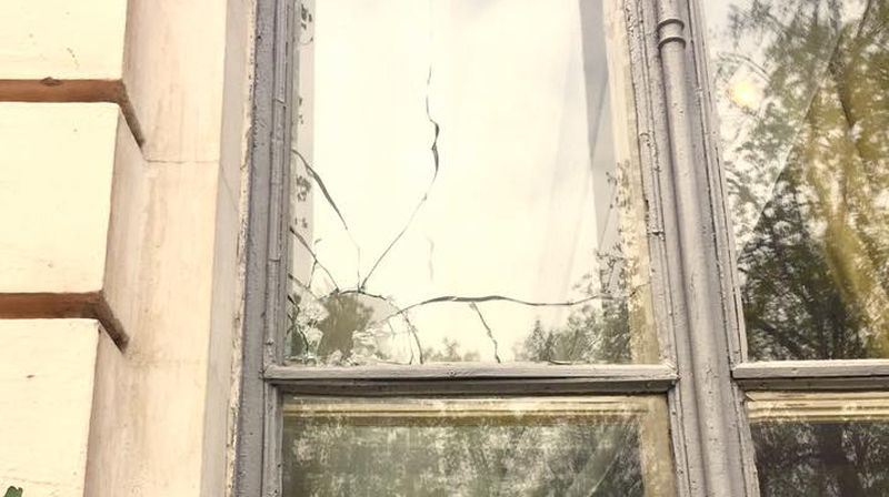 В здании Института нацпамяти побили окна