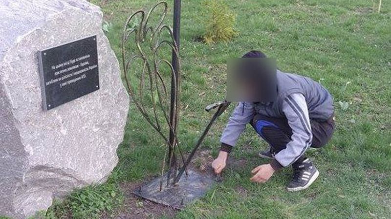 В Миргороде студент повредил плиту у стелы погибшим участникам АТО