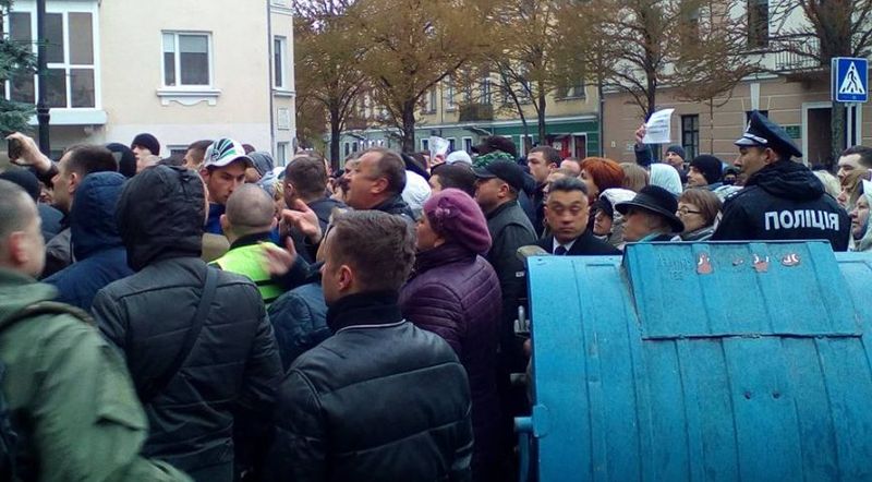В Тернополе сорвано заседание горсовета, двое депутатов госпитализированы