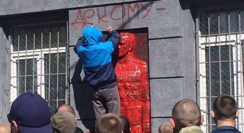 В Одессе разрисовали краской мемориальную доску Жукову