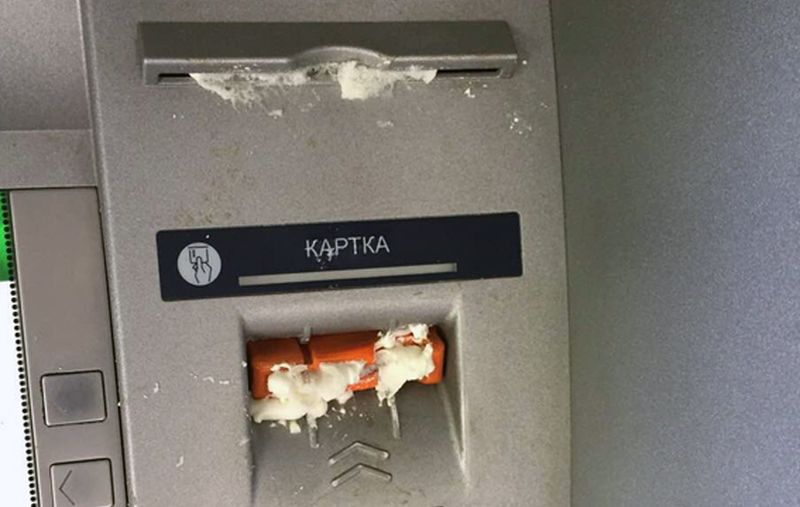 В Харькове залили монтажной пеной банкоматы Сбербанка