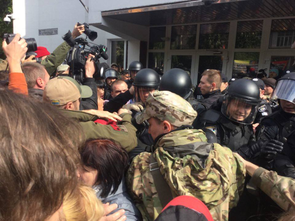 На митинге за отставку Авакова произошла потасовка