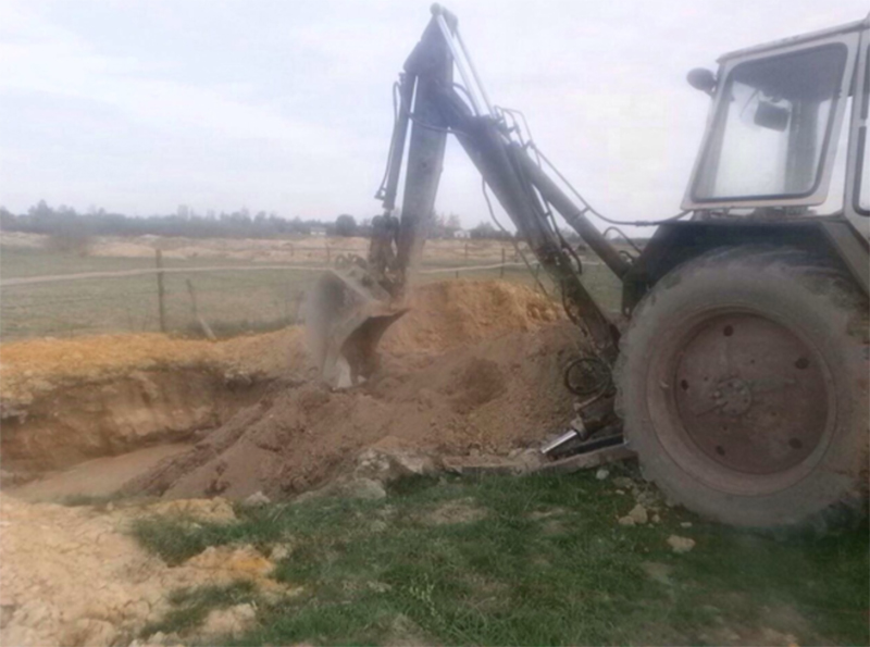 Полиция Житомирской области задержала рабочих, добывавших янтарь экскаваторами