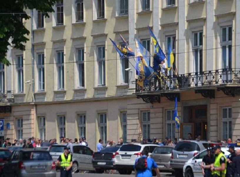 11 полицейских пострадало в результате столкновений во Львовском облсовете