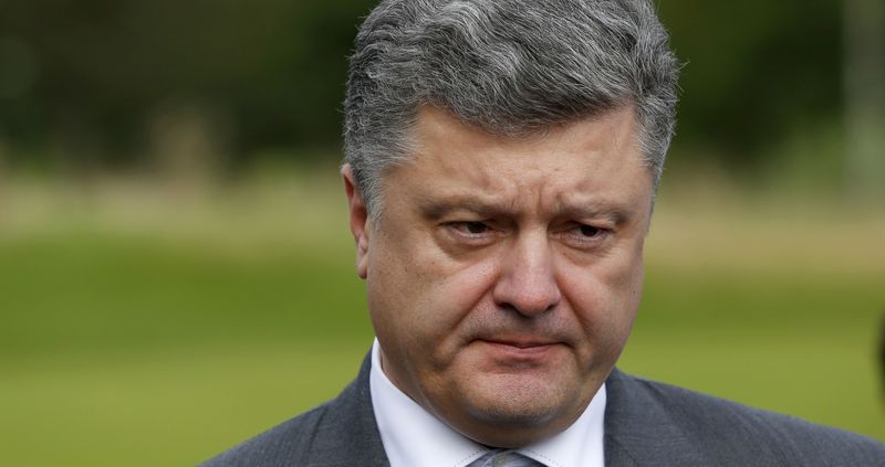 Порошенко осудил демонтаж украинского памятника в Польше