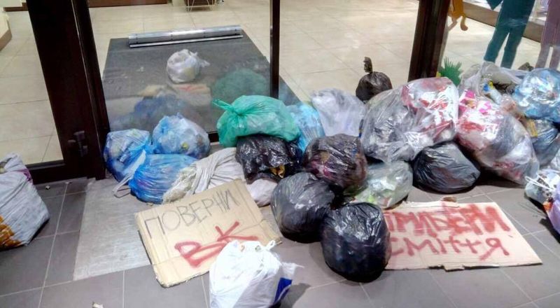 Во Львове забросали мусором магазин Roshen