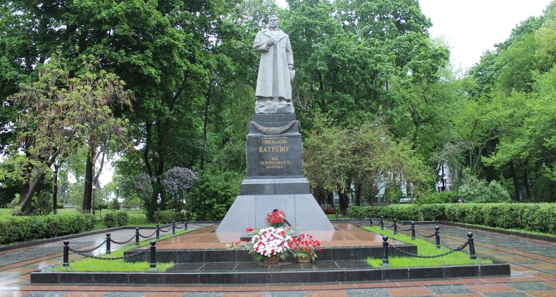 Генералы возложили цветы к могиле Ватутина